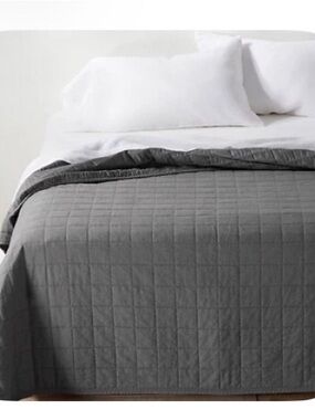 Casaluna Dark gray quilt